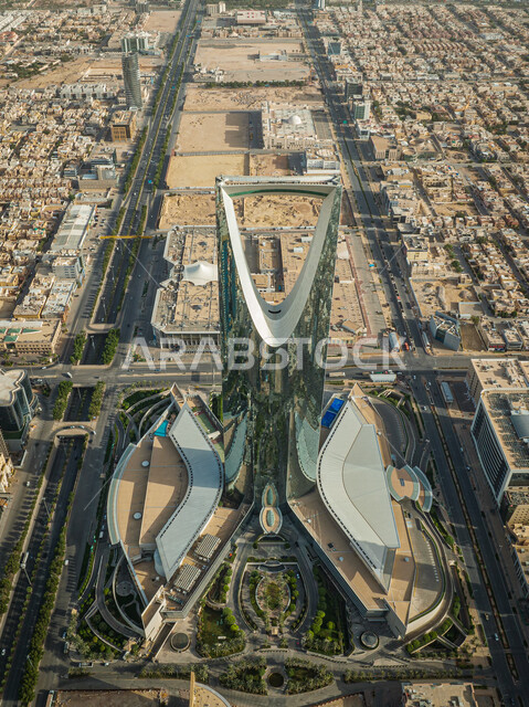 صورة من الأعلى لبرج المملكة في مدينة الرياض بالمملكة العربية السعودية ، الأبراج وناطحات السحاب ، معالم سياحية مشهورة بالسعودية ، الفن الهندسي المعماري بالسعودية ، السياحة في السعودية ، طرق وشوارع الرياض