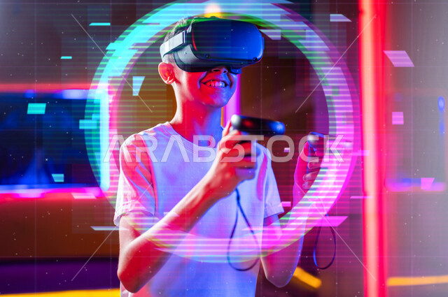 شاب عربي سعودي خليجي يرتدي نظارة العالم الافتراضي, يمسك بيده عصا التحكم و يلعب بألعاب العالم الإفتراضي، المتعة و التسلية بألعاب العالم الإفتراضي, تقنيات و ألعاب, قضاء وقت ممتع, أنشطه ترفيهيه, خلفيات هولوجراميه ثلاثية الأبعاد