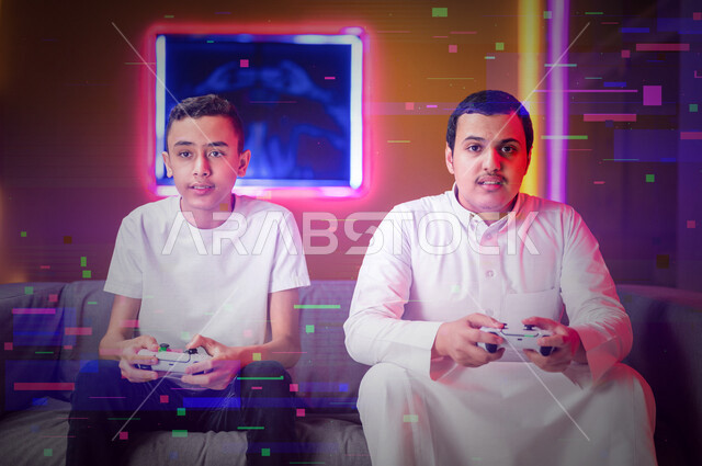 شابان عربيان سعوديان خليجيان يمسكان عصا التحكم و يلعبان بألعاب الفيديو، إيماءات تدل على التحدي، المتعة و التسلية بألعاب الفيديو، قضاء وقت ممتع مع العائله, ألعاب البلايستيشن الترفيهية، اللعب الجماعي, تسليه وترفيه, خلفيات هولوجراميه ثلاثية الأبعاد