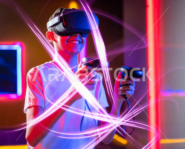 شاب عربي سعودي خليجي يرتدي نظارة العالم الافتراضي, يمسك بيده عصا التحكم و يلعب بألعاب العالم الإفتراضي، المتعة و التسلية بألعاب العالم الإفتراضي, تقنيات و ألعاب, قضاء وقت ممتع, أنشطه ترفيهيه, خلفيات هولوجراميه ثلاثية الأبعاد