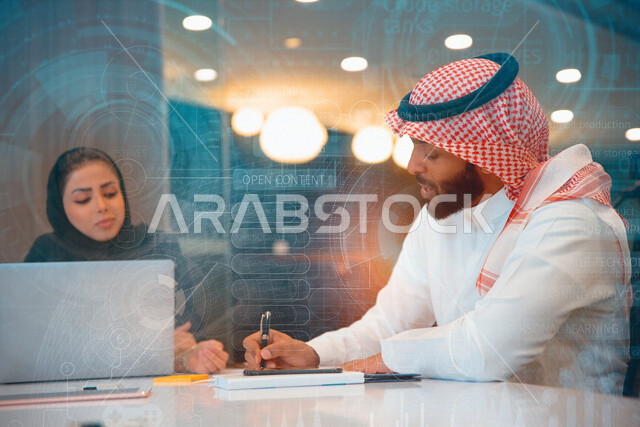 اجتماع زملاء عمل سعوديون خليجيون لمتابعة مهام العمل ، استخدام الحاسوب المحمول لانجاز الاعمال ، تسجيل الملاحظات والمهام  ،ورشة عمل وتدريب، دراسات وابحاث باستخدام تقنية الهولوجرام ثلاثية الابعاد
