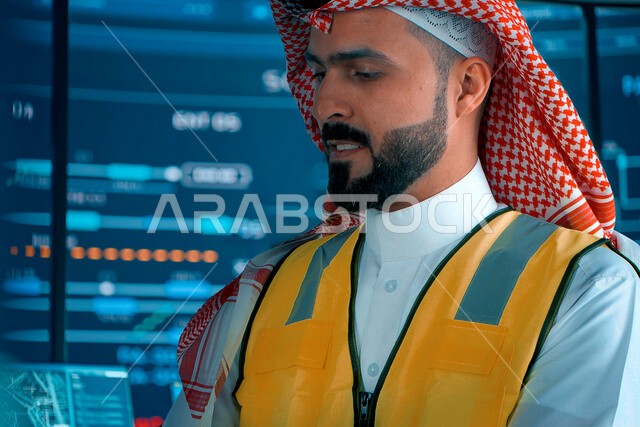 صورة مقربة لمهندس عربي خليجي سعودي مبتسم ، يرتدي سترة الحماية خاصة بالعمل ، مهن و وظائف هندسية ، ادارة المشاريع الهندسية ، مفهوم الهندسة ، مهندس معماري محترف 