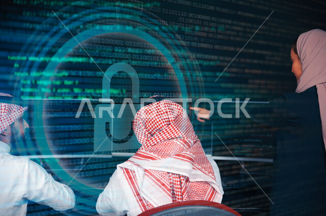 سيدة عربية خليجية سعودية تشير بيدها الى شاشة لغة البرمجة وقفل الحماية  ،فريق عمل يناقش تطوير برامج قفل الشاشة ، الدخول الامن للبيانات ،  برامج حماية البيانات والمعلومات ، الامن السيبراني 