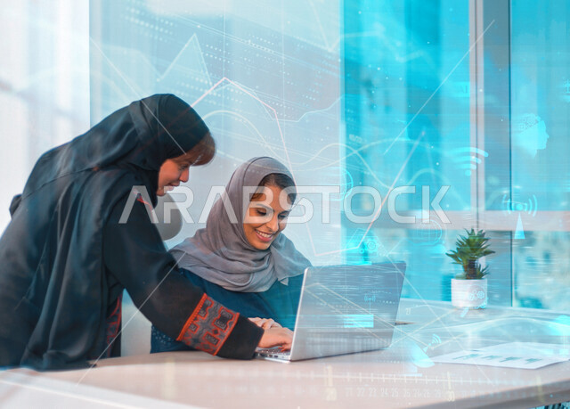 سيدتان عربيتان خليجيتان سعوديتان تتشاركان الاعمال  باستخدام جهاز الحاسوب ، تحليلات ودراسة الجدوى، قسم التحليلات الرقمية، التوزيع الرقمي والمبيعات خلفية لمجموعة من ايقونات التطبيقات الالكترونية
