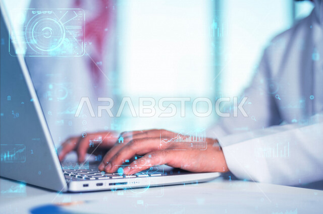 صورة مقربة ليد رجل عربي خليجي سعودي يستخدم الحاسوب المحمول ، وظيفة مطور ويب، استخدام لغات البرمجة، تطوير وبناء المواقع والتطبيقات الالكترونية، التعليم اونلاين ، العمل عن بعد ، خلفية للبيانات الرقمية بتقنية الهولوجرام