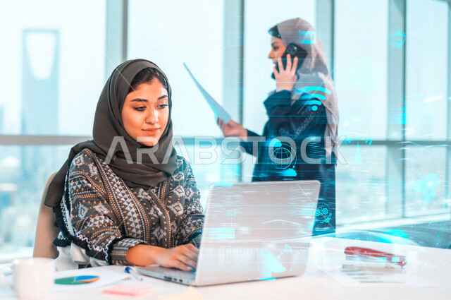 سيدة عربية خليجية سعودية تستخدم جهاز الحاسوب  ، تحليلات ودراسة الجدوى، قسم التحليلات الرقمية، التوزيع الرقمي والمبيعات، خلفية لمجموعة من ايقونات التطبيقات الالكترونية