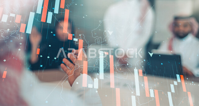 مجموعة من الموظفين الخليجيين السعوديين في اجتماع داخل شركة سعودية ،تحليل بيانات المبيعات ومخطط الرسم البياني للنمو الاقتصادي. استراتيجية المال والاعمال ، التسويق الرقمي، خلفية للمخطط البياني بتقنية الهولوجرام