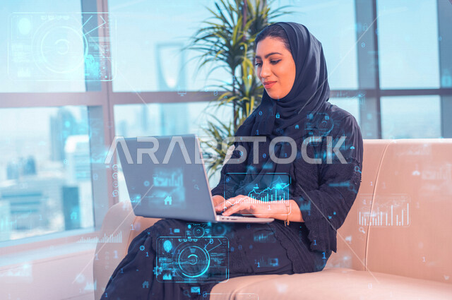سيدة اعمال عربية خليجية سعودية تستخدم الحاسوب المحمول، متابعة مخطط الرسم البياني، داسة المشاريع، وظائف ومهن، متابعة التحليلات الرقمية والإحصائيات البيانية،  التوزيع الرقمي والمبيعات ، العمل عن بعد