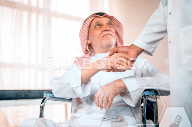 تقديم أفضل الخدمات الصحية لمرضى كبار السن في المستشفى، مريض مسن عربي سعودي خليجي يجلس على كرسي متحرك يصافح الطبيب ، يقوم بشكر وتقدير الطبيب لجهوده ورعايته الطبية ، مفهوم الطب والرعاية الصحية ، مهن ووظائف طبية