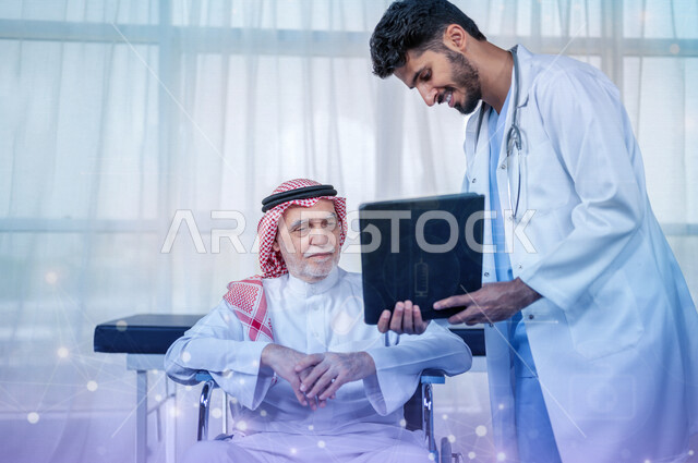 طبيب عربي خليجي سعودي، يقوم بإستخدام جهاز التابلت لرؤية تحاليل ونتائج المرضى، مريض كبير في السن في زيارة إلى طبيب لفحص حالته الصحية ، مفهوم الطب والرعاية الطبية، إستخدام تقنية الهولوجرام ثلاثية الأبعاد، مهن ووظائف طبية