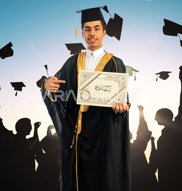 طالب جامعي خليجي سعودي مبتسم، يرتدي عباءة التخرج، يحمل بيده شهادة التخرج ، الاحتفال بإنهاء الدرجة الجامعية ، حفل تخرج ، لباس التخرج ، التفوق والنجاح ، أجيال المستقبل