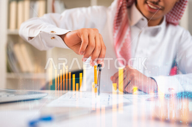 طالب عربي خليجي سعودي داخل المكتبة، يقوم باستخدام فرجار هندسي، إستخدام جهاز الحاسوب المحمول، إستخدام أدوات ومعدات هندسية، مخطط تصميم هندسي، مهن ووظائف هندسية، مهندس معماري محترف، مفهوم الهندسة المعمارية، إستخدام تقنية الهولوجرام ثلاثية الأبعاد