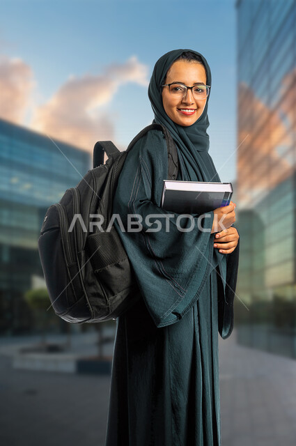  طالبة جامعية عربية سعودية خليجية تحمل الكتب الجامعية، الاستعداد للعام الدراسي الجامعي الجديد، مدارس وجامعات، التعليم الأكاديمي في المملكة العربية السعودية، التعليم والثقافة، مرحلة دراسية، الجد والإجتهاد، خلفية الحرم الجامعي