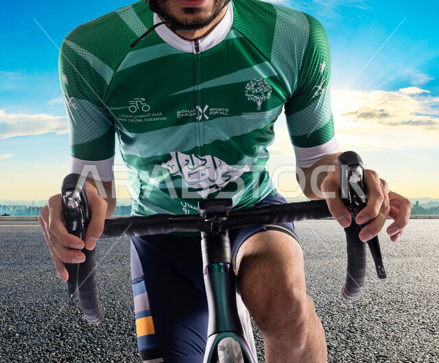 شاب عربي خليجي سعودي ، يرتدي الملابس الرياضية وخوذة الحماية، نشاط بدني للمحافظة على الصحة واللياقة الجسدية، أنشطة رياضية في السعودية، فعاليات الدراجات الهوائية، الإتحاد السعودي للدراجات، بطولات إستعراضية، سباق طواف السعودية