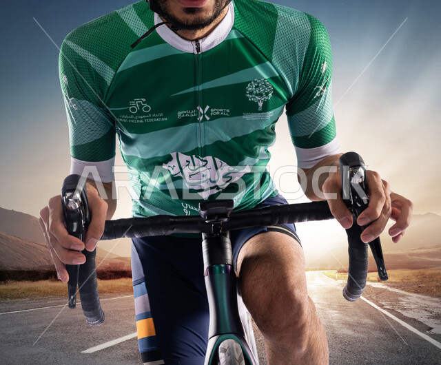 شاب عربي خليجي سعودي ، يرتدي الملابس الرياضية وخوذة الحماية، نشاط بدني للمحافظة على الصحة واللياقة الجسدية، أنشطة رياضية في السعودية، فعاليات الدراجات الهوائية، الإتحاد السعودي للدراجات، بطولات إستعراضية، سباق طواف السعودية
