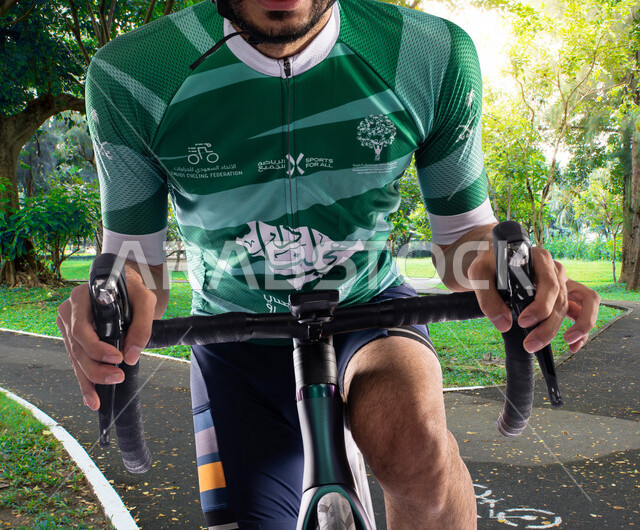 شاب عربي خليجي سعودي ، يرتدي الملابس الرياضية وخوذة الحماية، نشاط بدني للمحافظة على الصحة واللياقة الجسدية، أنشطة رياضية في السعودية، فعاليات الدراجات الهوائية، الإتحاد السعودي للدراجات، بطولات إستعراضية، سباق طواف السعودية