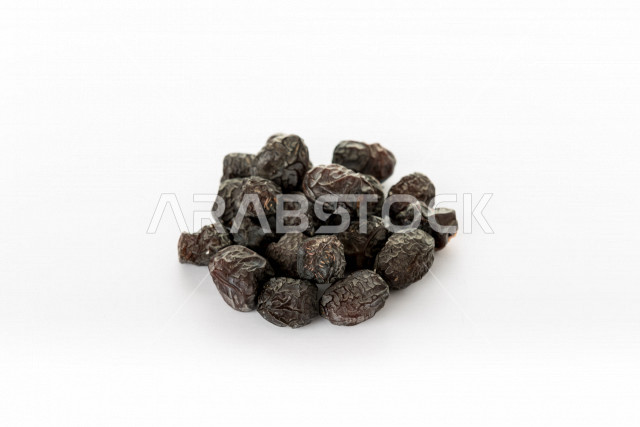 تمر عجوه ملكي فاخر، تمر صحي لإفطار الصائم ، عجوة المدينه المنوره ,خلفيه بيضاء، تمور من مزارع النخيل في المملكه العربيه السعوديه