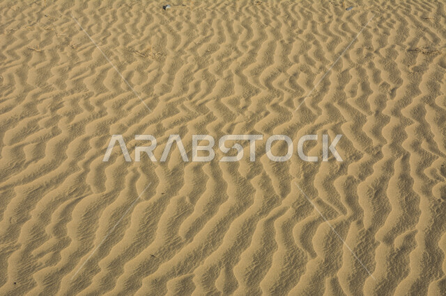 صورة جمالية للكثبان الرملية الصحراوية بالمملكة العربية السعودية، الرمال الذهبية في صحراء السعودية، جمال الطبيعة الصحراوية في المملكة العربية السعودية , خلفية الطبيعة .