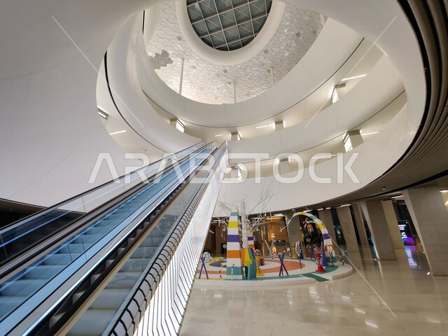 صورة إبداعية للسلالم المتحركة داخل مركز الملك عبد العزيز الثقافي العالمي (إثراء) في مدينة الظهران بالمملكة العربية السعودية، الفن الهندسي المعماري، جمال مبنى مركز الملك عبد العزيز، معالم ثقافية، درج كهربائي