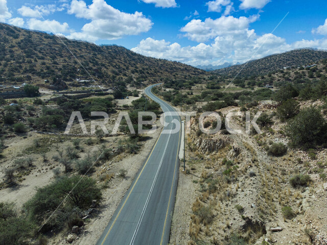 صورة ابداعية لطريق في وسط الجبال بمنطقة وادي ذي غزال في الطائف بالمملكة العربية السعودية، الجبال والمرتفعات، الطبيعة في السعودية، الطرق والشوارع، معالم الطائف، السياحة في السعودية
