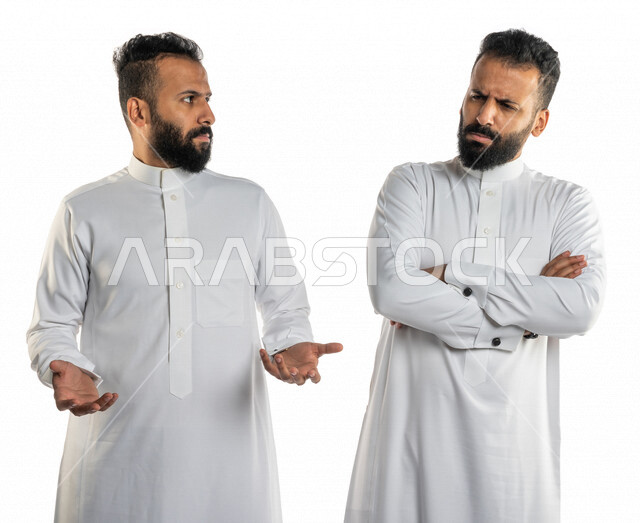 بورتريه لرجلان توأم عربيان خليجيان سعوديان ،احدهم يضع شيء على يده والاخر ينظر بتفكير وتأمل، رفع وحمل شيء ما، شرح وتوضيح شيء ما، نقاش وحوار، خلفية بيضاء