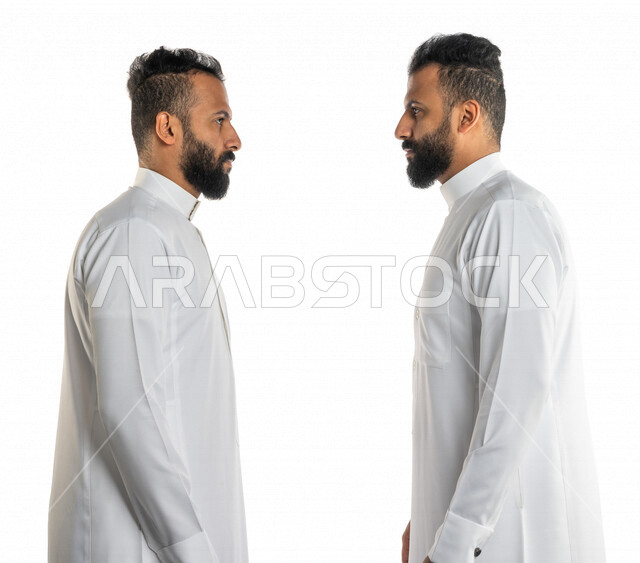 بورتريه لرجلان توأم عربيان خليجيان سعوديان يقفان مقابل بعضهم بثقة واستقامة ، لقاء وتعارف ، الاستعداد للمواجهة والمنافسة، التحدي بين الأخوة ،  خلفية بيضاء
