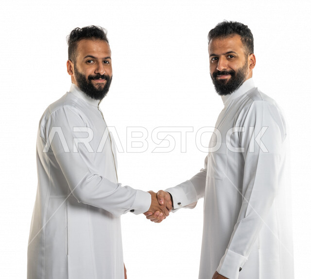  بورتريه لرجلان توأم عربيان خليجيان سعوديان يتصافحان بفرح وسعادة ، لقاء وتواصل ، الحب والمودة ، العلاقة الايجابية الاخوية ، المحبة والترابط ، خلفية بيضاء