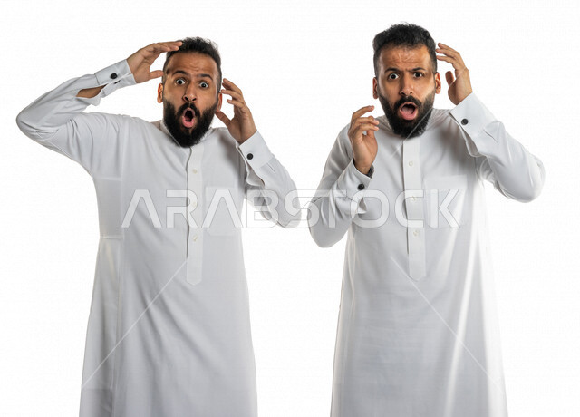 بورتريه لرجلان توأم عربيان خليجيان سعوديان بتعابير وايماءات تدل على الخوف والرهبة ، الدهشة والصدمة ، مشاهدة افلام الرعب ، خلفية بيضاء