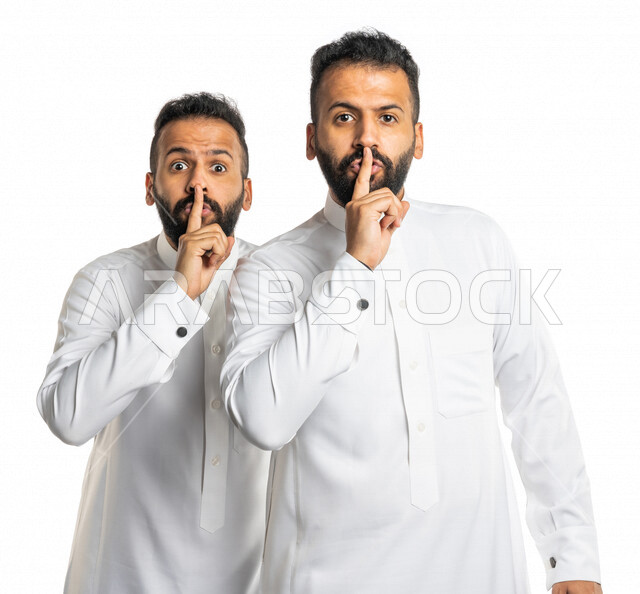 بورتريه لرجلان توأم عربيان خليجيان سعوديان يضعان اصبع السبابة على افواههم ، ايماءات الوجه واليدين تدل على طلب السكوت والصمت ، التوقف عن الكلام ، خفض الصوت ،التهديد، الهدوء والسكون 