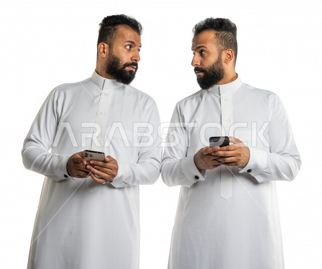بورتريه لرجلان توأم عربيان خليجيان سعوديان يستخدمان الهاتف المحمول ، استخدام البرامج والتطبيقات الالكترونية ، التسوق الالكتروني ، التواصل الاجتماعي، تصفح المواقع الالكترونية ، ادمان الانترنت 
