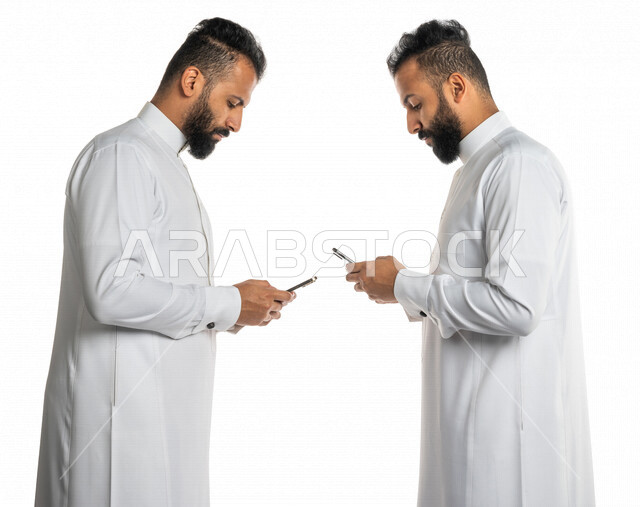 بورتريه لرجلان توأم عربيان خليجيان سعوديان يستخدمان الهاتف المحمول ، استخدام البرامج والتطبيقات الالكترونية ، التسوق الالكتروني ، التواصل الاجتماعي، تصفح المواقع الالكترونية ، ادمان الانترنت 