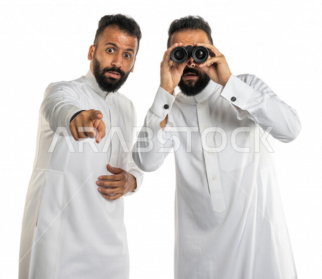 بورتريه لرجلان توأم عربيان خليجيان سعوديان ينظران من خلال منظار الرؤية، الاشارة لشيء ما بايماءات وجه تدل على الدهشة والصدمة ، الاستكشاف والمغامرة، رؤية الاشياء البعيدة ، تحقيق الأهداف و الانجازات ، رؤية مستقبلية
