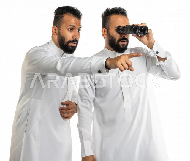 بورتريه لرجلان توأم عربيان خليجيان سعوديان ينظران من خلال منظار الرؤية، الاشارة لشيء ما بايماءات وجه تدل على الدهشة والصدمة ، الاستكشاف والمغامرة، رؤية الاشياء البعيدة ، تحقيق الأهداف و الانجازات ، رؤية مستقبلية