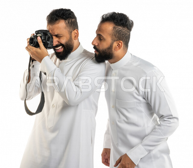 بورتريه لرجلان توأم عربيان خليجيان سعوديان مستمتعان بالتقاط الصور من خلال آلة التصوير ، التقاط صور تذكارية ، التصوير الفوتوغرافي ، هواية و فنون التصوير، توثيق اللحظات السعيدة