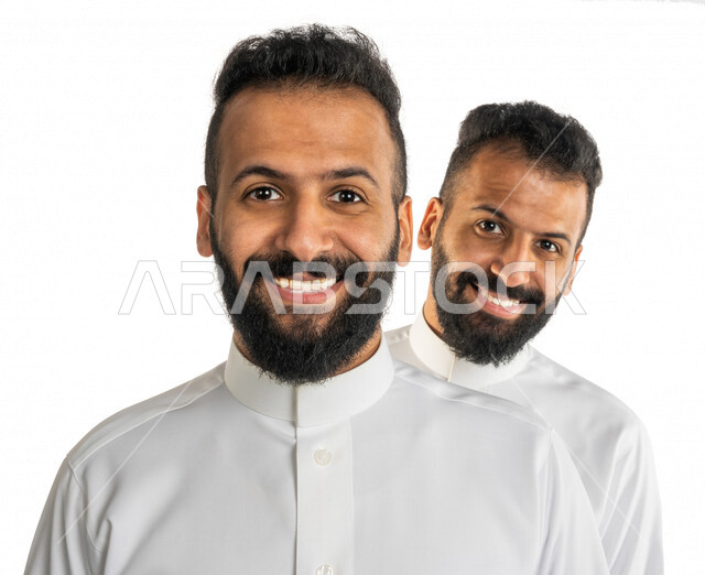 بورتريه مقرب لوجه رجلان عربيان خليجيان سعوديان ينظران الى الكاميرا بسعادة ، توأم مبتسمان وسعيدان يقفان خلف بعضهم ، البهجة والفرح ، ابتسامة هوليود ، خلفية بيضاء