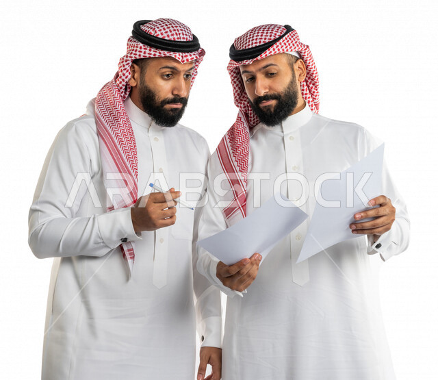 بورتريه لرجلان توأم عربيان خليجيان سعوديان، مناقشة عمل، اجتماع زملاء العمل في مقر عملهم، تطوير العمل وحل المشكلات، توزيع مهام العمل، الوحده والعمل الجماعي، تطوير أهداف الشركة، اتفاقية عمل، بيئة عمل سعودية، خلفية بيضاء