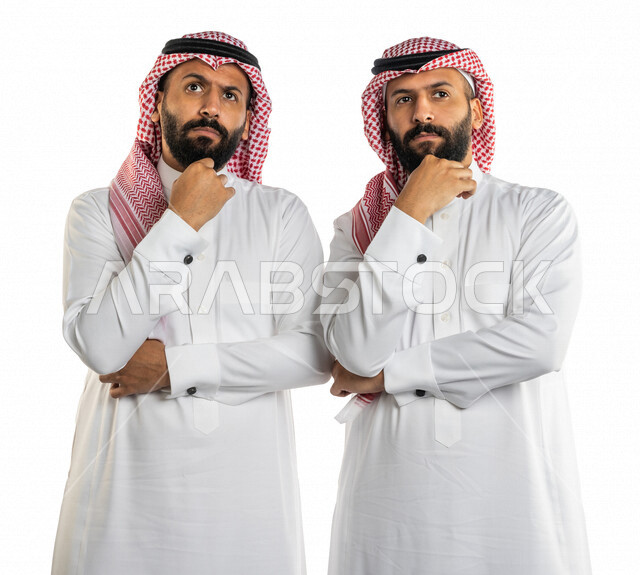 بورتريه لرجلان توأم عربيان خليجيان سعوديان، التفكير بالمستقبل، التمعن والتركيز وحل المشكلات، اتخاذ القرارات، التمعن في حل مشكلة، الحيرة والتفكير، ايجاد الحلول، ايماءات وجه ويدين تدل على التفكير والحيرة، خلفية بيضاء