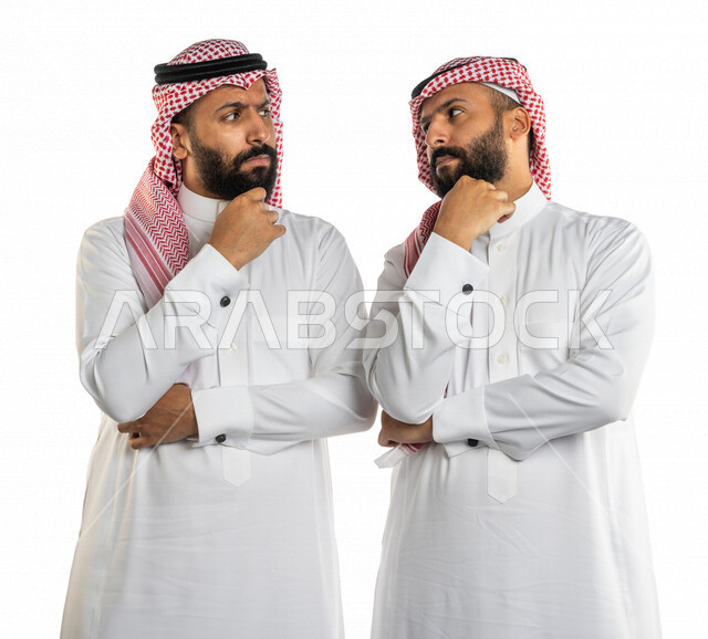 بورتريه لرجلان توأم عربيان خليجيان سعوديان، التفكير بالمستقبل، التمعن والتركيز وحل المشكلات، اتخاذ القرارات، التمعن في حل مشكلة، الحيرة والتفكير، ايجاد الحلول، ايماءات وجه ويدين تدل على التفكير والحيرة، خلفية بيضاء
