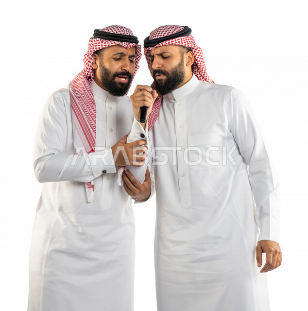 بورتريه لرجلان توأم عربيان خليجيان سعوديان مستمتعان بالغناء، طرب وغناء، التدريب الصوتي، تسجيل الاغاني، تقديم فقرات ترفيهية، الاستمتاع بالغناء، مواهب غنائية، تسجيل مقطع صوتي غنائي، العروض المسرحية، مواهب فنية، خلفية بيضاء