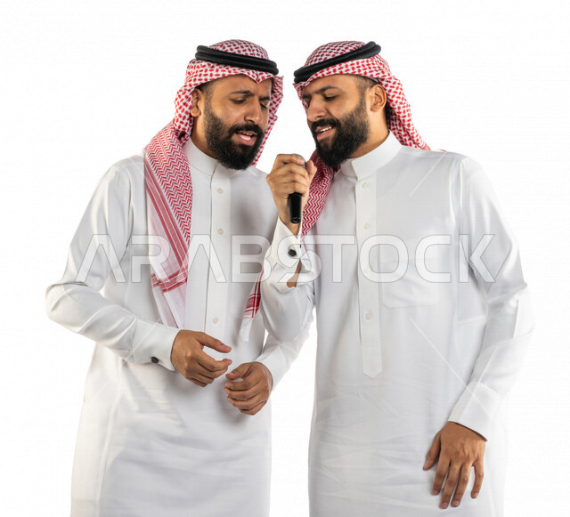 بورتريه لرجلان توأم عربيان خليجيان سعوديان مستمتعان بالغناء، طرب وغناء، التدريب الصوتي، تسجيل الاغاني، تقديم فقرات ترفيهية، الاستمتاع بالغناء، مواهب غنائية، تسجيل مقطع صوتي غنائي، العروض المسرحية، مواهب فنية، خلفية بيضاء