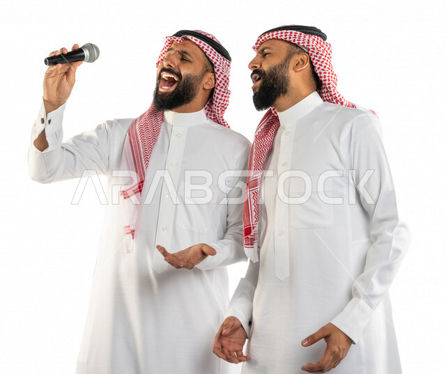 بورتريه لرجلان توأم عربيان خليجيان سعوديان مستمتعان بالغناء، طرب وغناء، التدريب الصوتي، تسجيل الاغاني، تقديم فقرات ترفيهية، الاستمتاع بالغناء، مواهب غنائية، تسجيل مقطع صوتي غنائي، العروض المسرحية، مواهب فنية، خلفية بيضاء