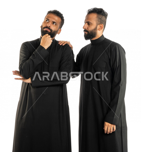 بورتريه لرجلان توأم عربيان خليجيان سعوديان، التفكير بالمستقبل، التمعن والتركيز وحل المشكلات، اتخاذ القرارات، التمعن في حل مشكلة، الحيرة والتفكير، ايجاد الحلول، ايماءات وجه ويدين تدل على التفكير والحيرة، خلفية بيضاء