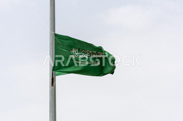 صورة مقربة لسارية علم السعودية يرفرف بالسماء، علم السعودية، الاحتفال باليوم الوطني السعودي ، حب الوطن