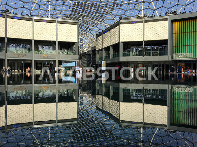 صورة إبداعية لإنعكاس احد المباني في مسبح سيتي ووك بمدينة دبي بالامارات العربية المتحدة، سيتي ووك، معالم دبي، الفن الهندسي المعماري، السياحة في الامارات