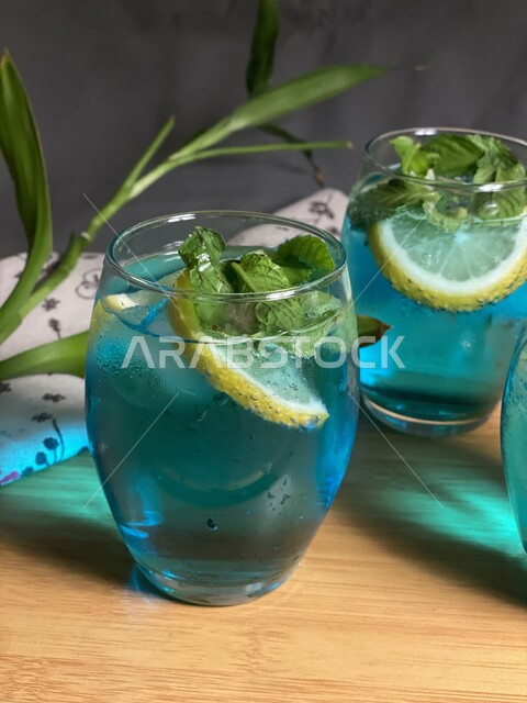 صورة مقربة لكوب من عصير الموهيتو المنعش، مشروبات باردة، كوكتيل صيفي ومثلج ، عصائر طبيعية باردة، عصير صحي ومفيد، مشروبات لذيذة