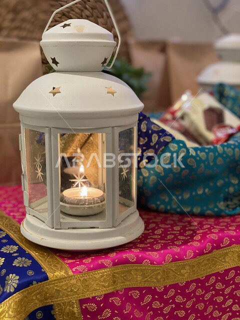صورة مقربة لفانوس رمضان، زينة رمضانية، الإحتفال بقدوم شهر رمضان، ديكورات رمضانية، الاستعداد لشهر رمضان المبارك