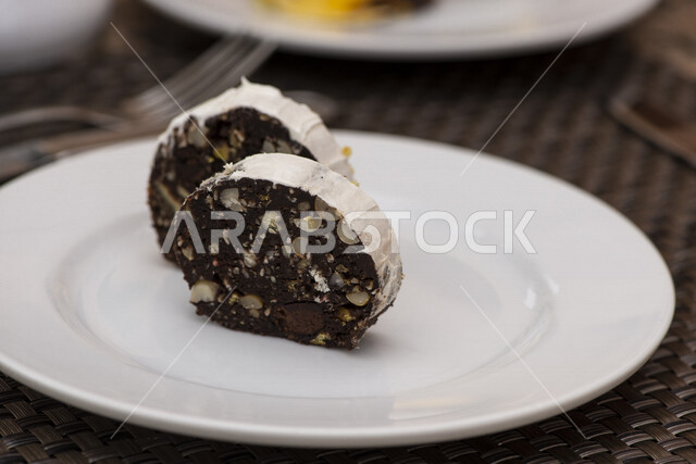 صورة مقربة لطبق الحلويات المكون من الكعك والشوكولاتة اللذيذة , وصفات وأطباق الحلويات , سكريات , مطاعم وكافيهات عربية خليجية .