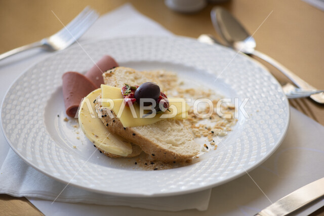 صورة مقربة لطبق الفطور المكون من شرائح الخبز والأجبان , وصفات وأطباق فطور , مطاعم وكافيهات عربية خليجية .