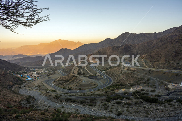 صورة جمالية لشروق الشمس على جبال الهدا في مدينة الطائف ، ممر جبلي يقع في مدينة الطائف ، معالم طبيعية سياحية خلابة في المملكة العربية السعودية