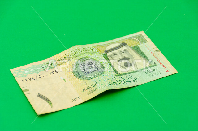 صورة لورقة نقدية من فئة 1 ريال سعودي من الإصدار الخامس، صورة الملك عبد الله بن عبد العزيز ال سعود مطبوعة على عملة الريال السعودي، عملة ورقية، مالية واقتصاد، العملة الرسمية للسعودية، خلفية خضراء